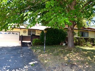 1014 NE Pepperwood Dr, Grants Pass, OR 97526