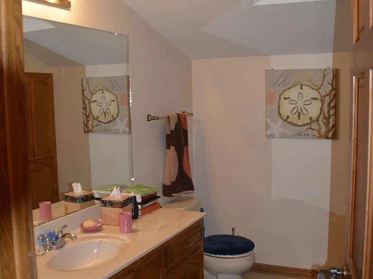 Upper full bathroom
