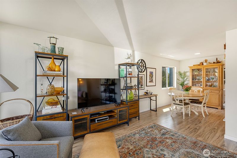 4th image of 507 W Mercer Street #704