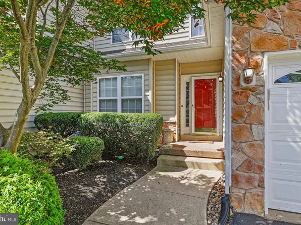 71 Palmer Dr, Moorestown, NJ 08057