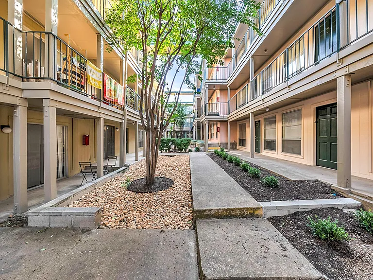 Oak Park Apartments — Photo 9