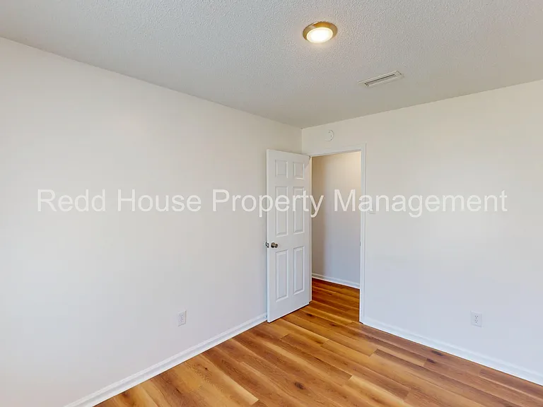 600 Howell St — Photo 17
