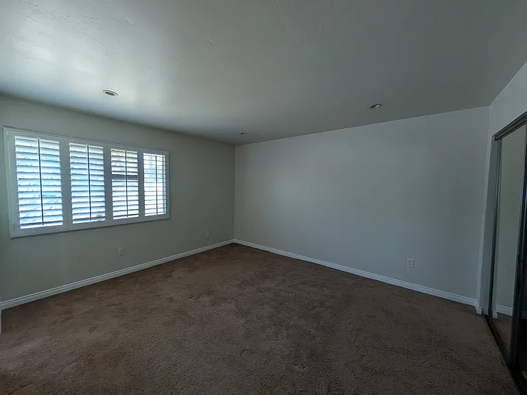 1642 Jeffrey Ave — Photo 8