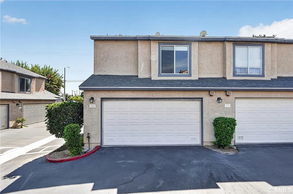 2 bed, 2.5 bath, 1385 sqft, $3,000 — Photo 1