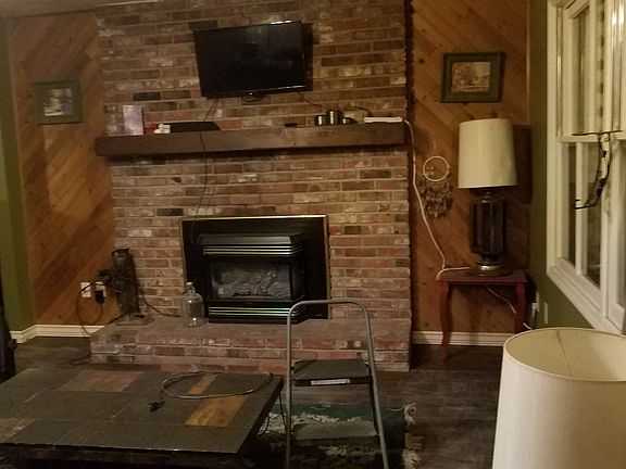 gas stove off of kitchen