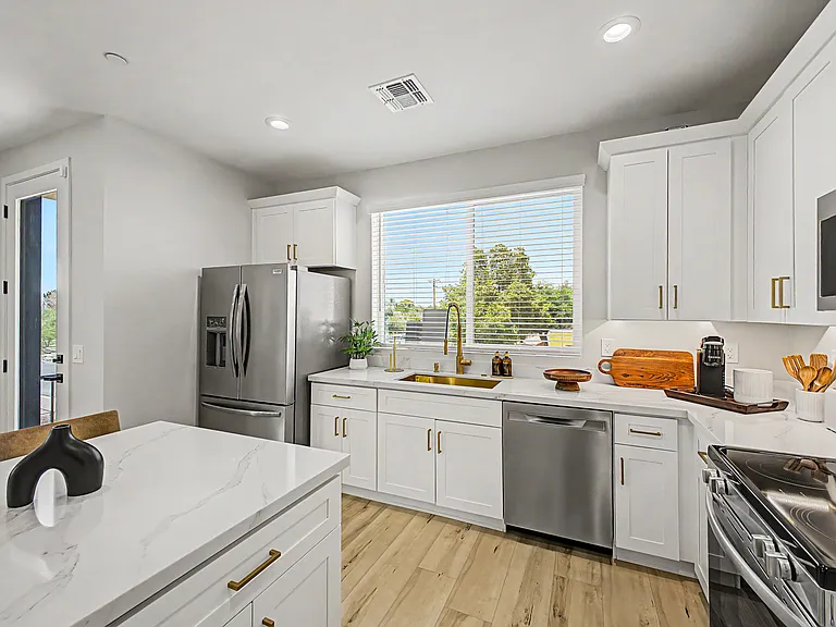 2601 E Clarendon Ave #9 — Photo 28