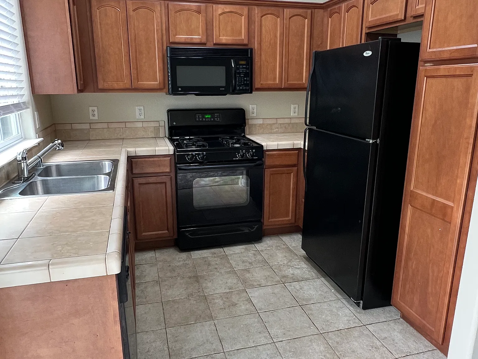 3 bed, 2.5 bath, 1349 sqft, $1,975 — Photo 2