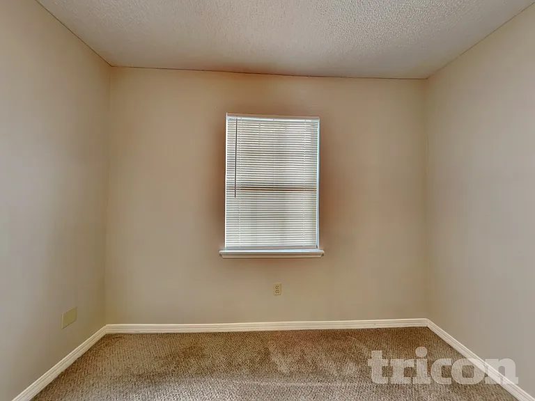 8129 Mactavish Way W — Photo 10