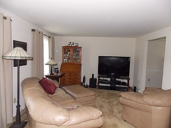 3rd image of 102 Oakview Dr