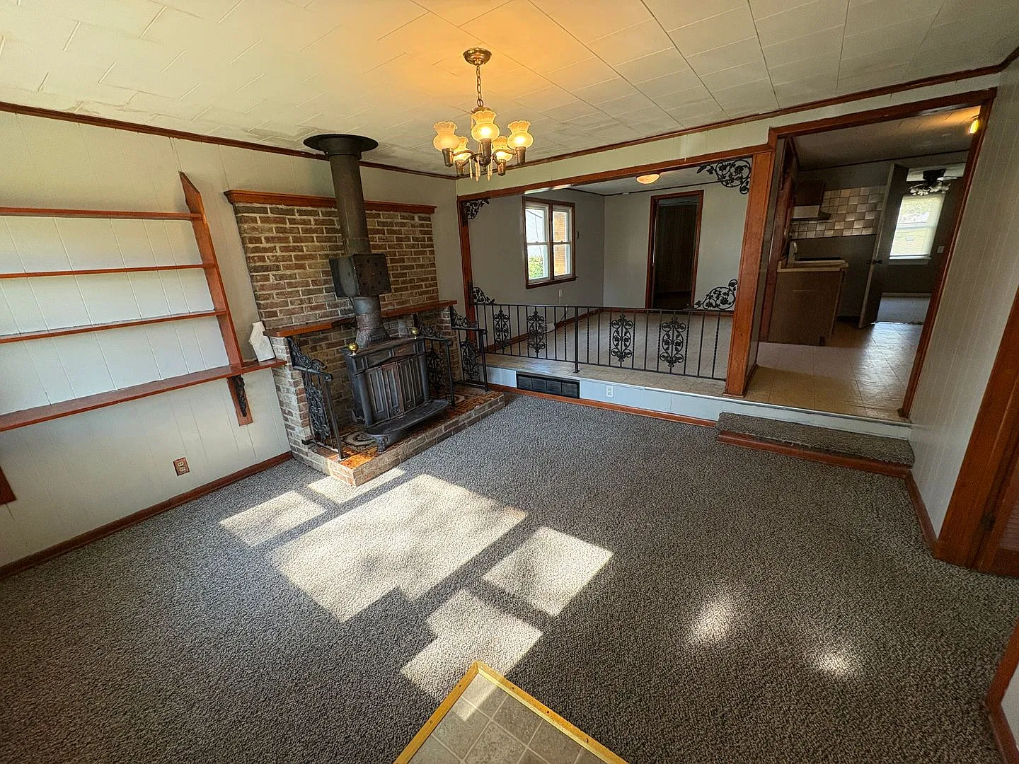 3 Bedroom, 1 Bathroom House for Rent with 1 Stall Garage! — Photo 4
