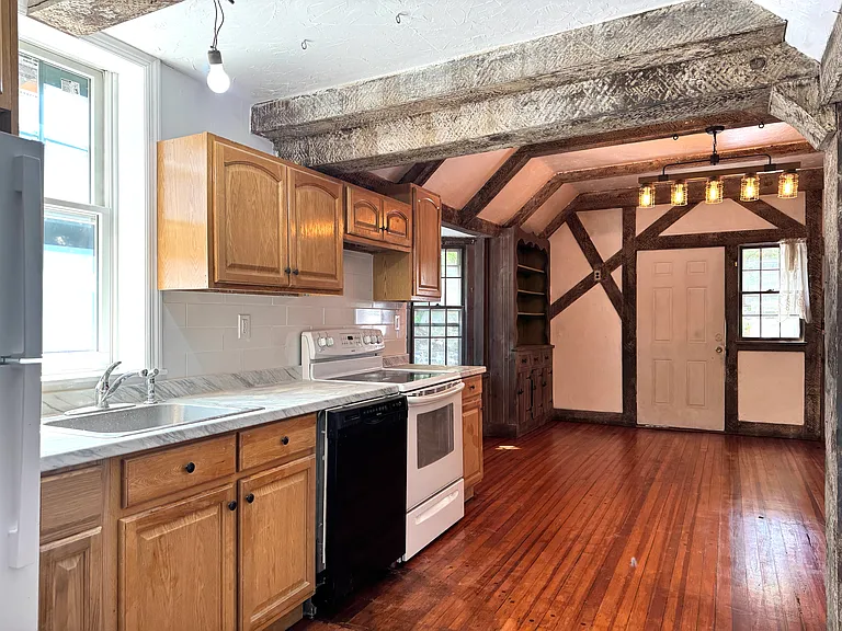 560 Taxter Rd — Photo 28