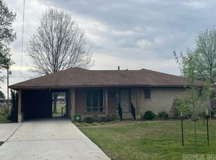 615 W 18th St, Stuttgart, AR 72160