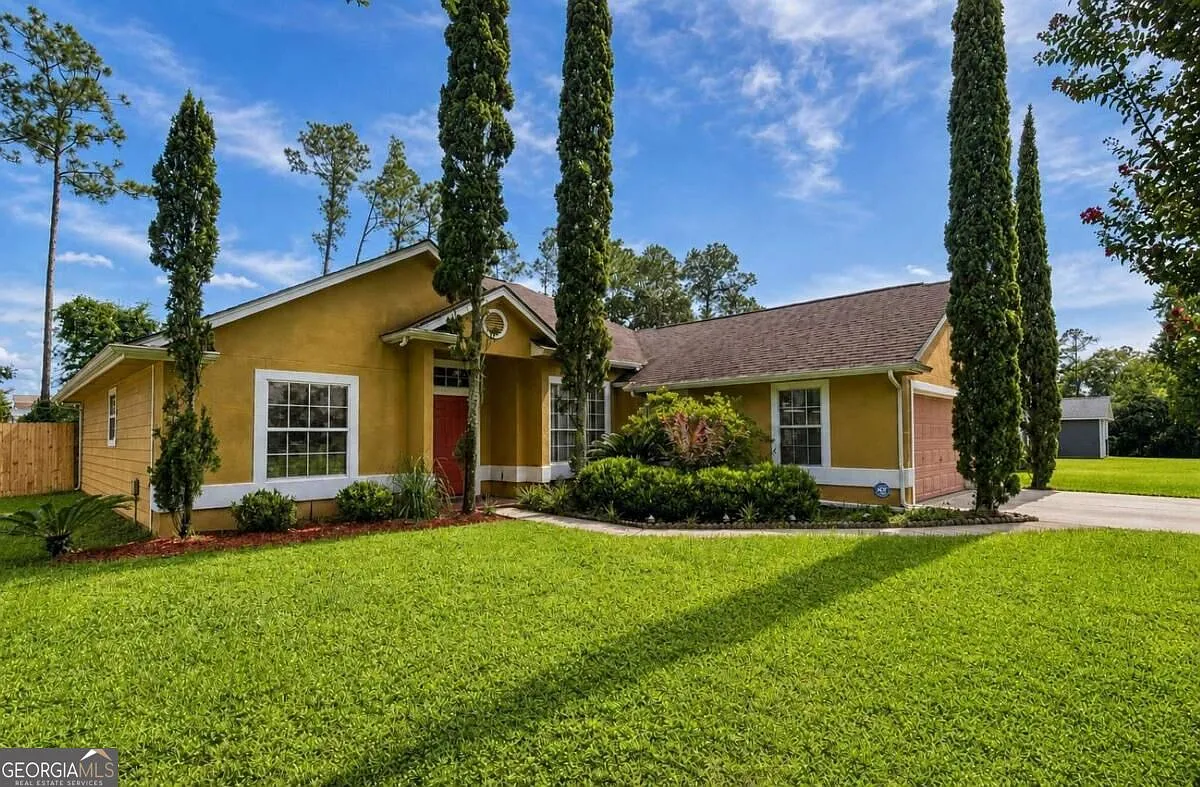 3 bed, 2.0 bath, 1720 sqft, $1,995 — Photo 2