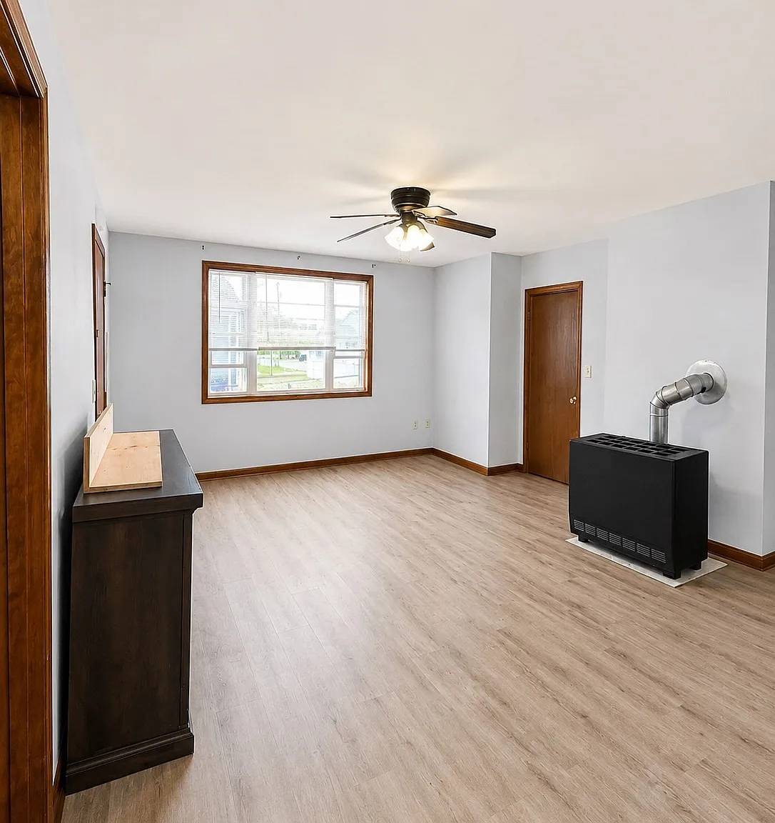 3 bed, 1.0 bath, 920 sqft, $1,550 — Photo 3