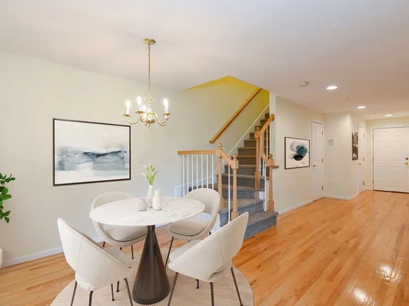 7 Conant Rd APT 60, Winchester, MA 01890