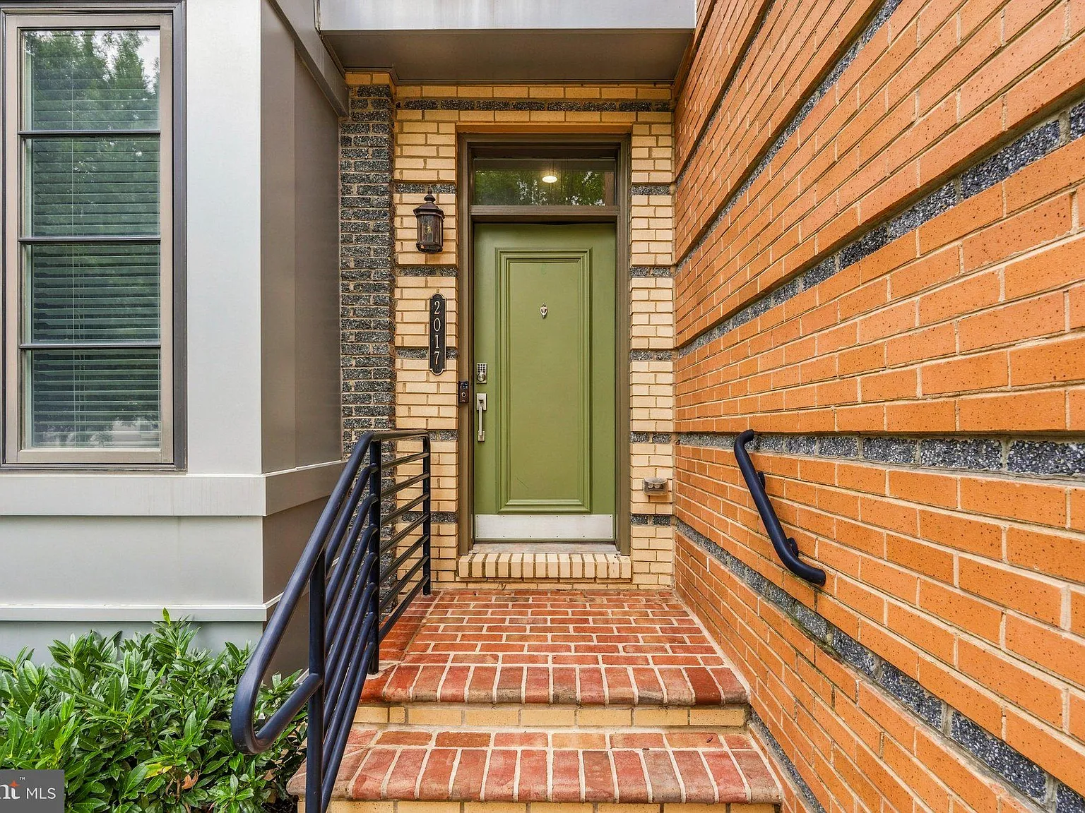 3 bed, 3.5 bath, 1894 sqft, $5,900 — Photo 2