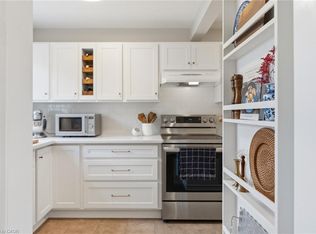 201 Queen Victoria Dr #121, Hamilton, ON L8W 1W7