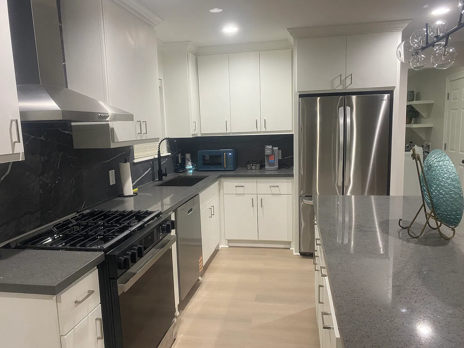 3 bed, 1976 sqft, $3,500 — Photo 2