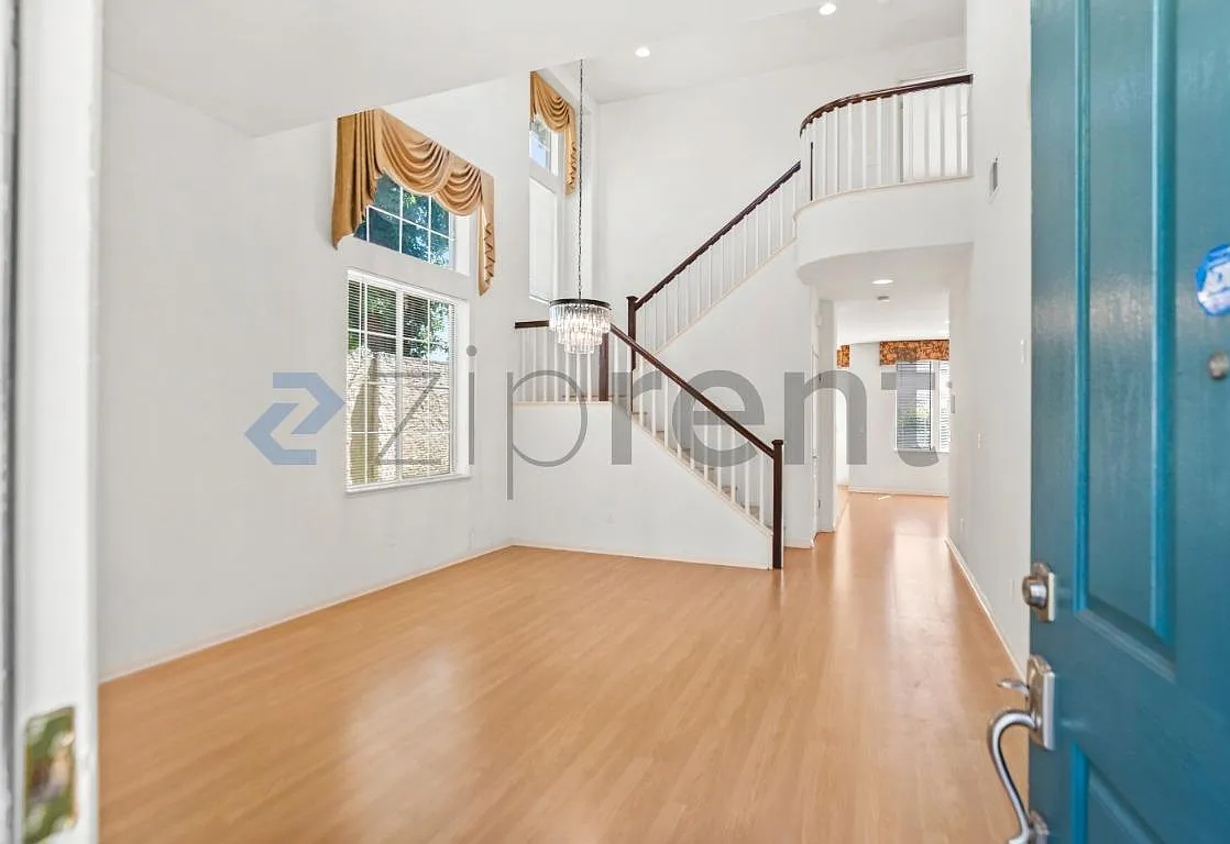 4 bed, 2054 sqft, $4,550 — Photo 4