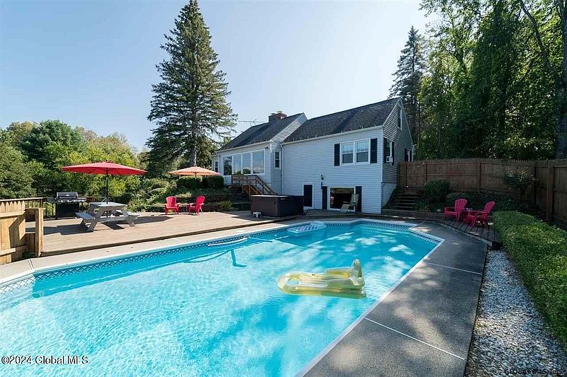 4th image of 619 Pinewoods Avenue