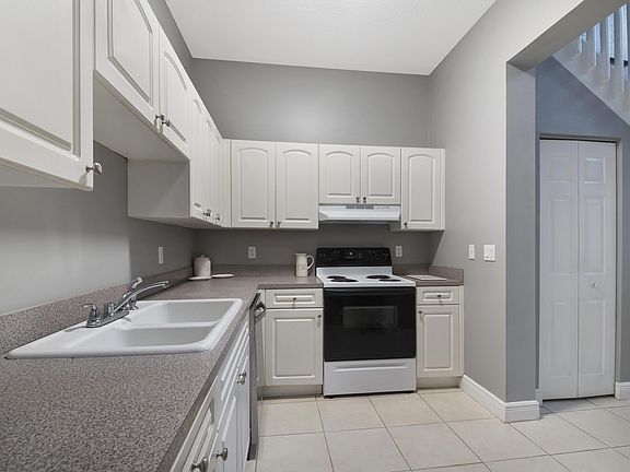 4th image of 2505 Venetian Ct