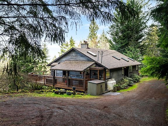 4th image of 1691 Strathcona Heights Rd