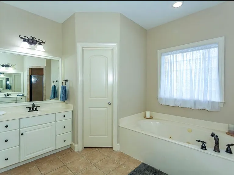 2107 Southbridge Ct — Photo 5
