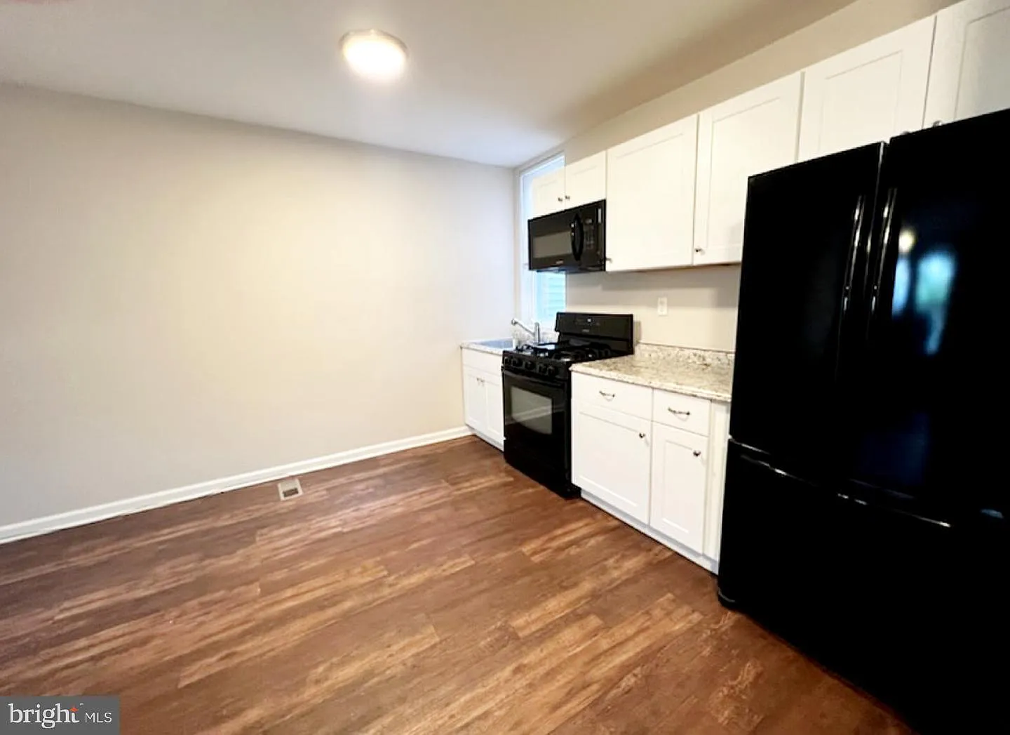 1 bed, 900 sqft, $1,320 — Photo 3