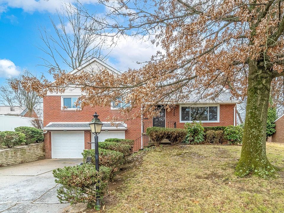 Nice front yard with spacious driveway