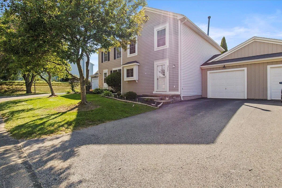 3 bed, 1.5 bath, 1360 sqft, $2,295 — Photo 1