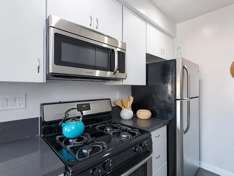 815 E Villa St — Photo 8