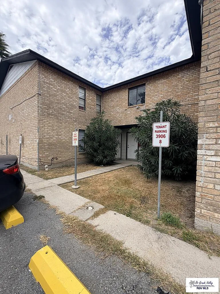 2 bed, 1.0 bath, 756 sqft, $825 — Photo 1