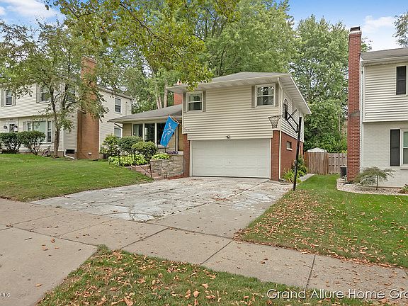 3rd image of 1616 Plymouth Ave SE