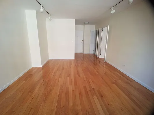 Rented by Yoram Adin, LREB | media 11