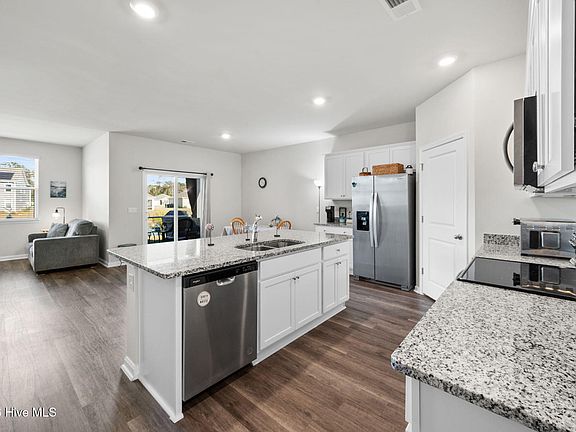 5th image of 926 Shipley Way SW