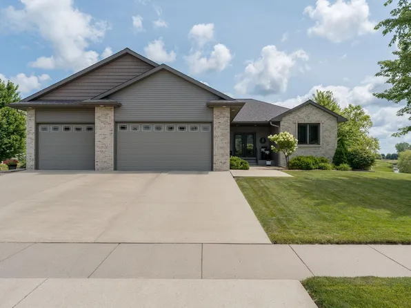 121 Grovebrook Dr, Mankato, MN 56001