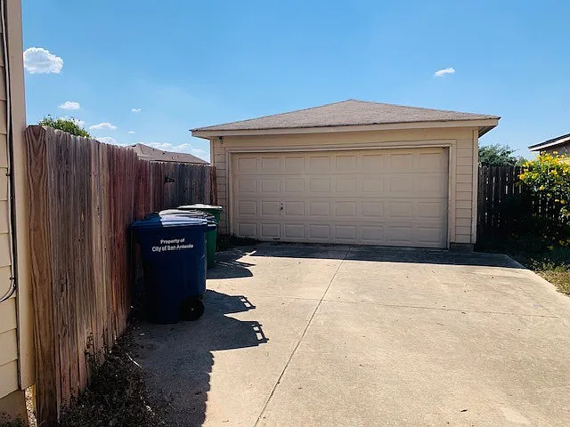 3 bed, 2.5 bath, 1248 sqft, $1,570 — Photo 2