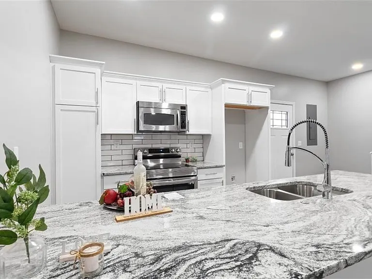 1118 Splitlog Ave — Photo 16