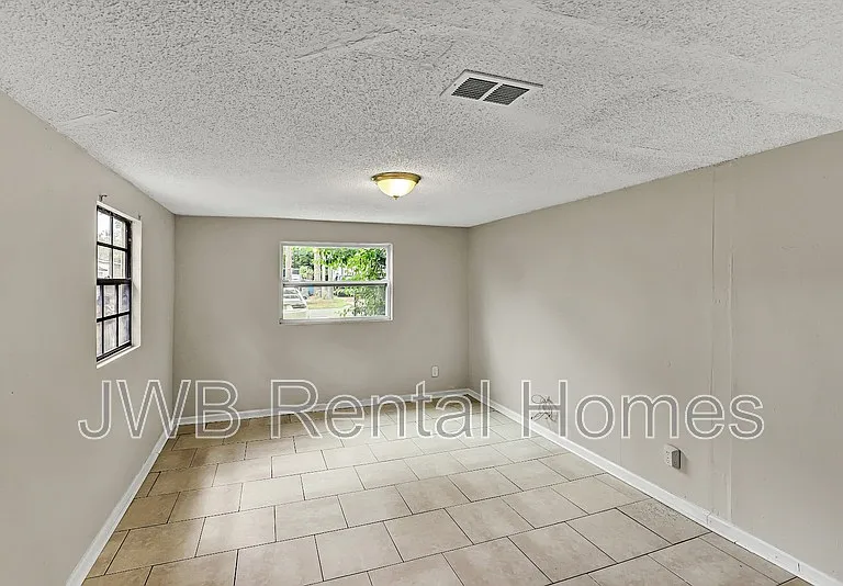 915 Wayne St — Photo 7