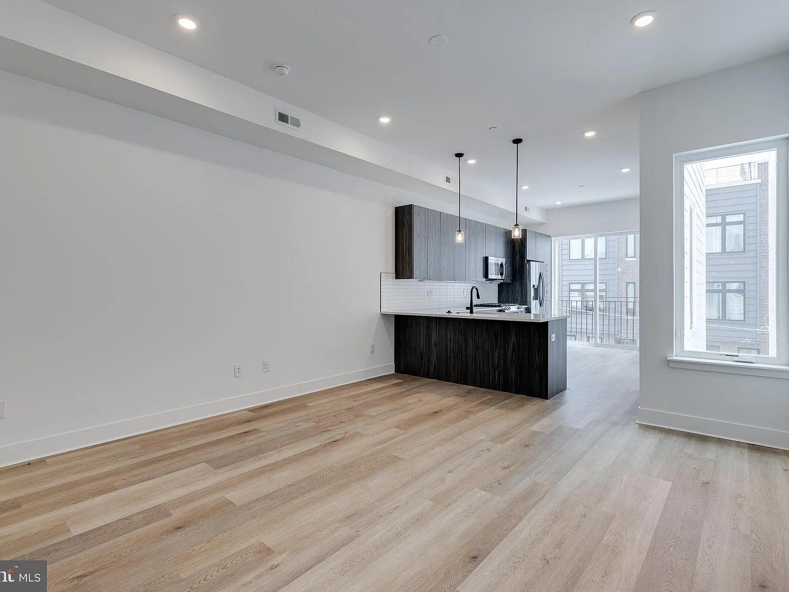 2 bed, 2.0 bath, 1000 sqft, $2,000 — Photo 2