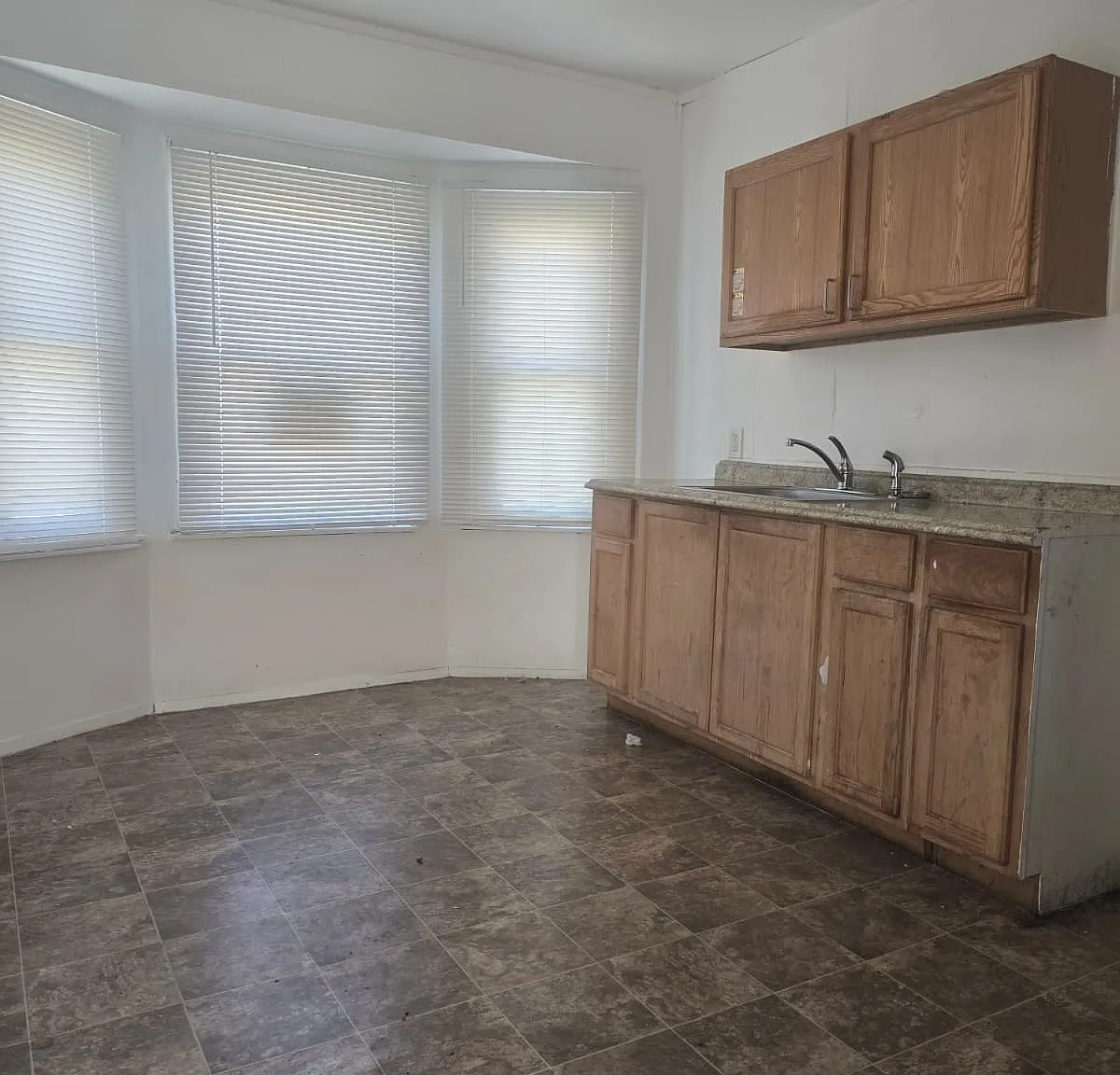 3 bed, 852 sqft, $1,100 — Photo 2