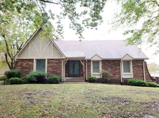 901 NW Oak Ridge Dr, Blue Springs, MO 64015