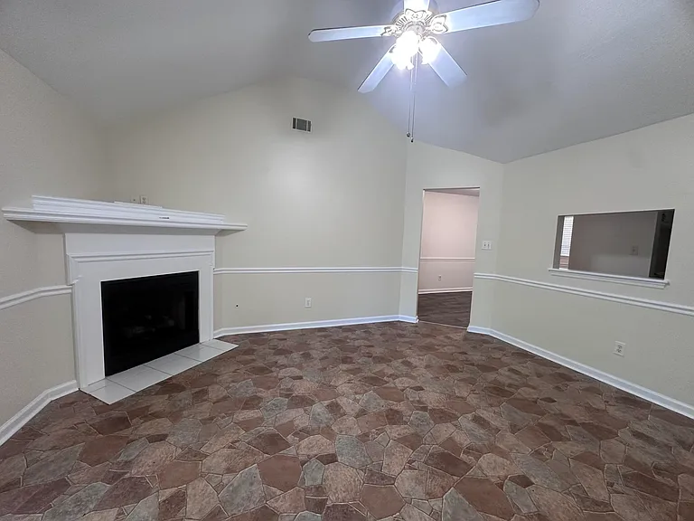 301 Hazelnut Dr — Photo 5