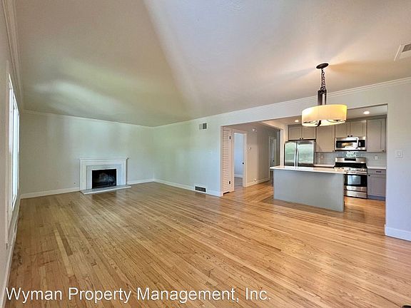 3rd image of 2072 Euclid Ave