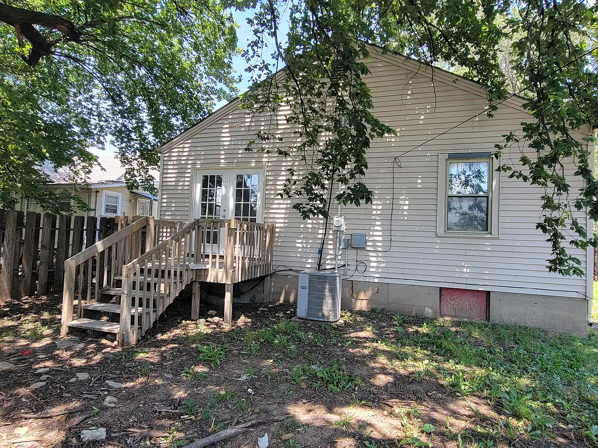Building Photo - 805 W Marlin St