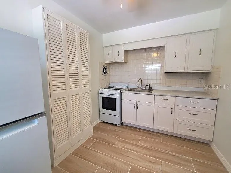 461 W Marion Ave #B — Photo 9