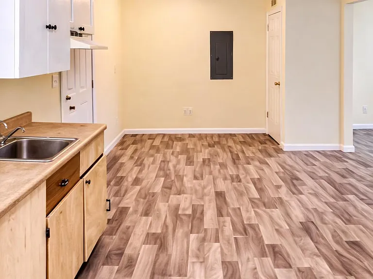 435 Moseley St — Photo 3