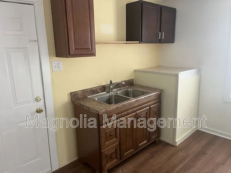 2 bed, 1.0 bath, $925 — Photo 2