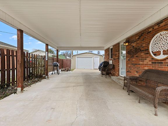 2nd image of 805 Ellen Ave