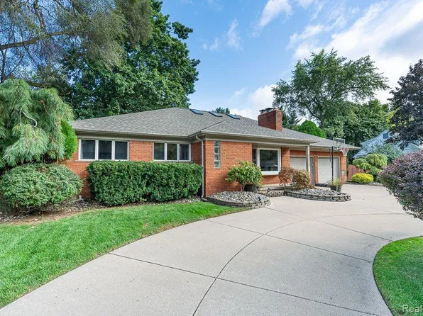8871 Suncrest Dr, Sterling Heights, MI 48314